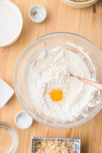 Okoy - Casser l'œuf dans le bol et ajouter l'eau froide.