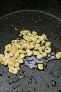 Tapsilog - Dans la même poêle, ajouter un peu d'huile et faire revenir l'ail réservé pour le sinangag jusqu'à ce qu'il soit doré.