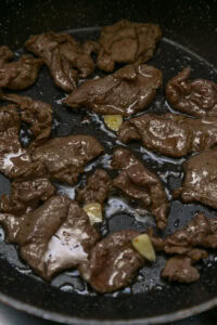 Tapsilog - Quand la poêle est presque sèche, ajouter un peu d'huile si nécessaire, puis poursuivre la cuisson en poêlant jusqu’à ce que le bœuf soit bien doré et caramélisé, en baissant le feu si du sucre brun a été ajouté.