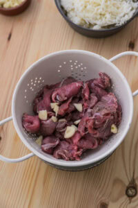 Tapsilog - Égoutter soigneusement le bœuf et le laisser s’égoutter quelques minutes pour limiter l’excès de liquide à la cuisson.