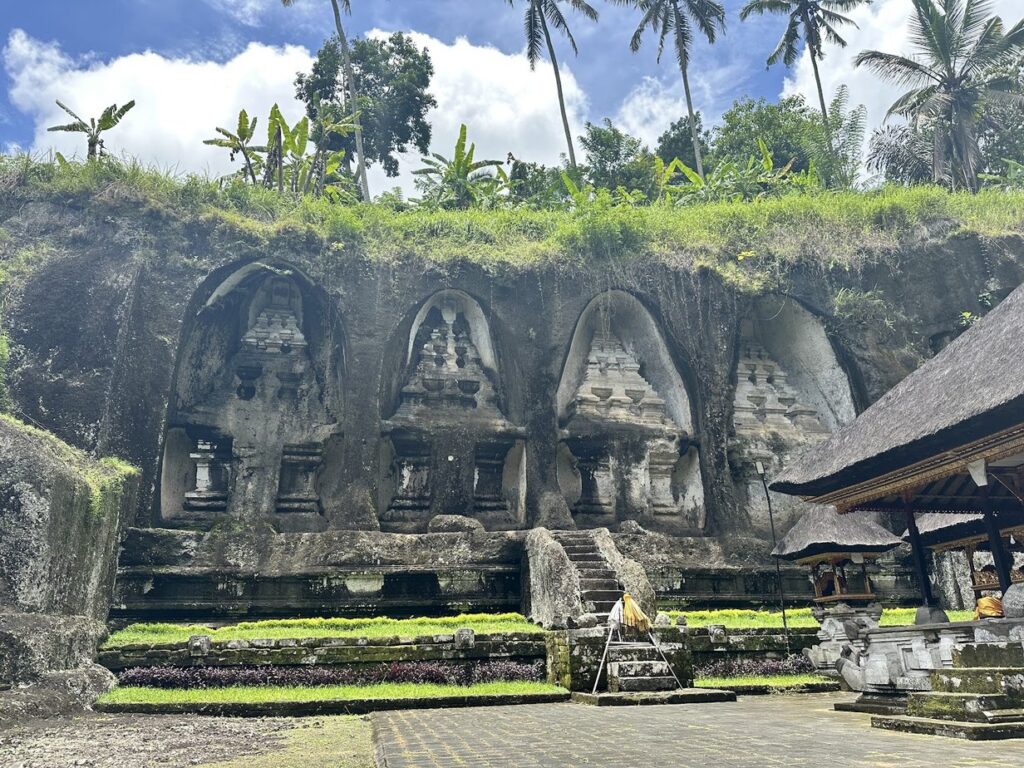 Gunung Kawi, المزارات المنحوتة في الصخر, تامباكسيرينغ