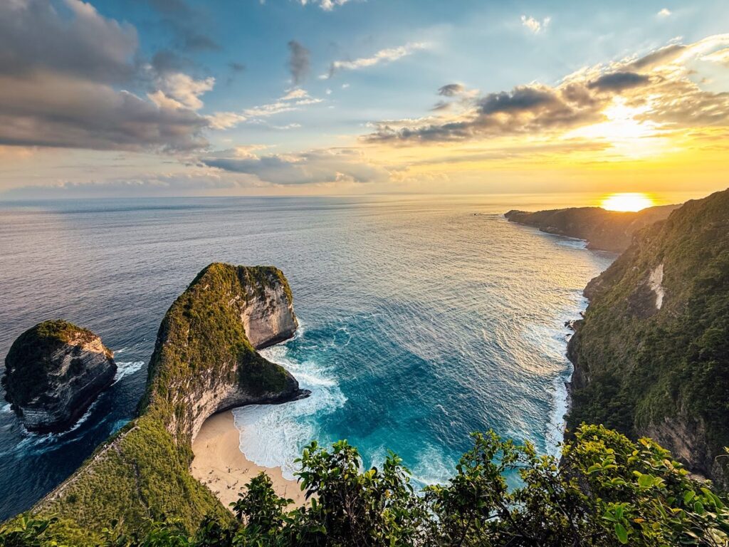 Kelingking Beach, الجرف على شكل تيرانوصور ريكس عند غروب الشمس, نوسا بينيدا