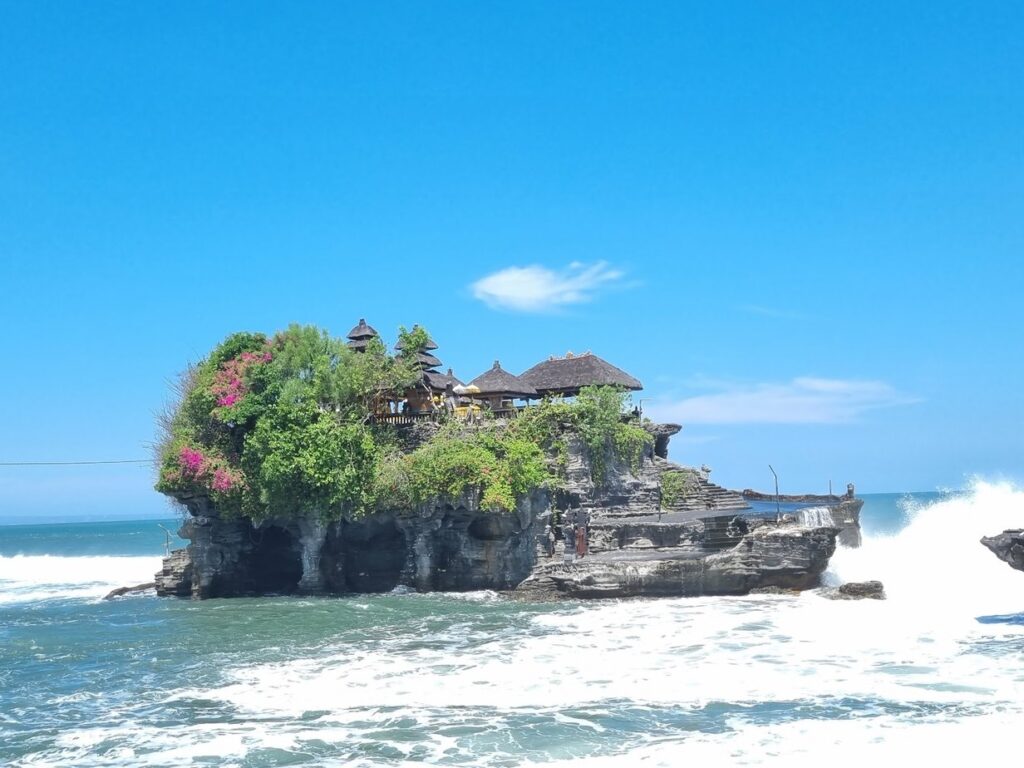 Tanah Lot, المعبد على صخرته التي تضربها الأمواج, تابانان