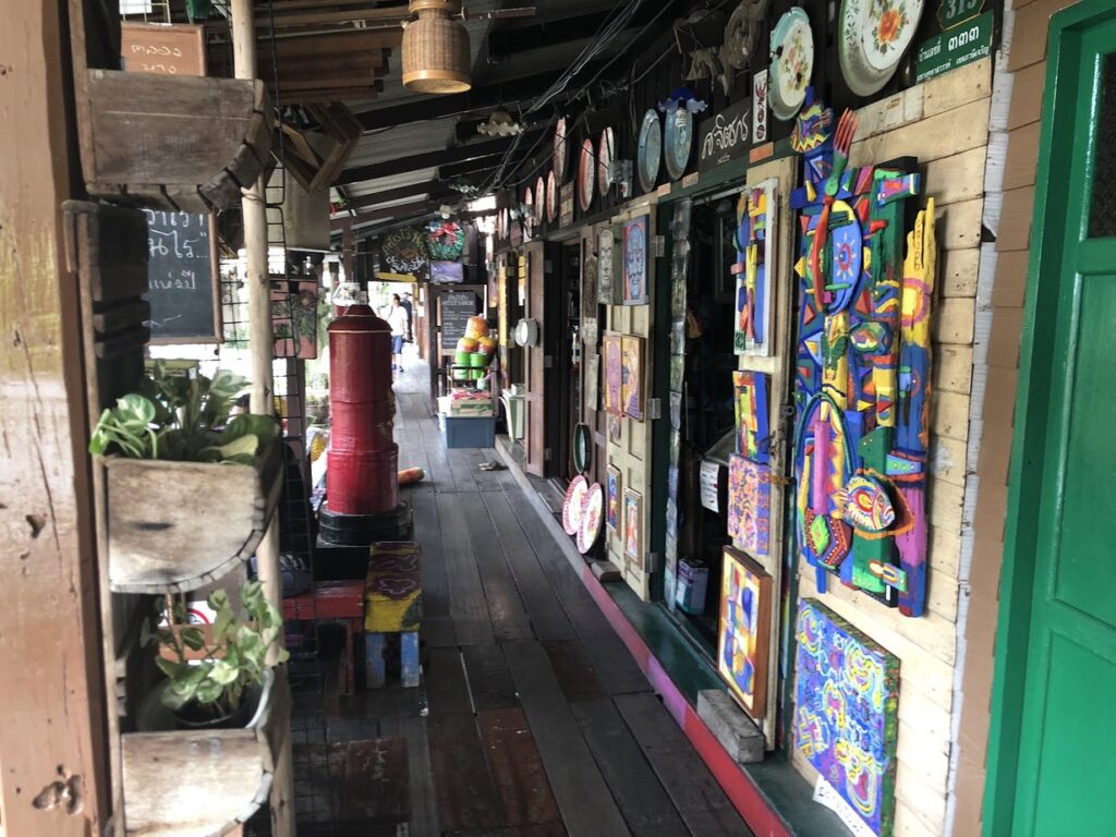 ماذا تفعل في بانكوك Artist's House (Baan Silapin), معرض اللوحات على الممر الخشبي, بانكوك