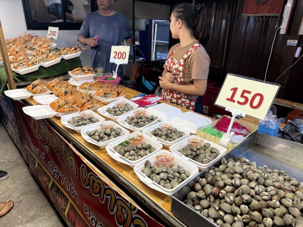 ماذا تفعل في بانكوك Khlong Lat Mayom, بسطة لبيع الروبيان المشوي والمحار, بانكوك