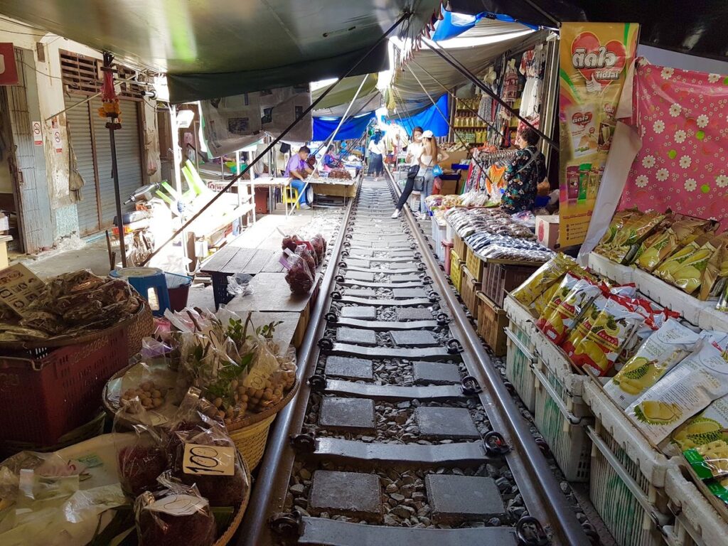 ماذا تفعل في بانكوك Maeklong Railway Market, البسطات على طول قضبان السكك الحديدية, ساموت سونغخرام