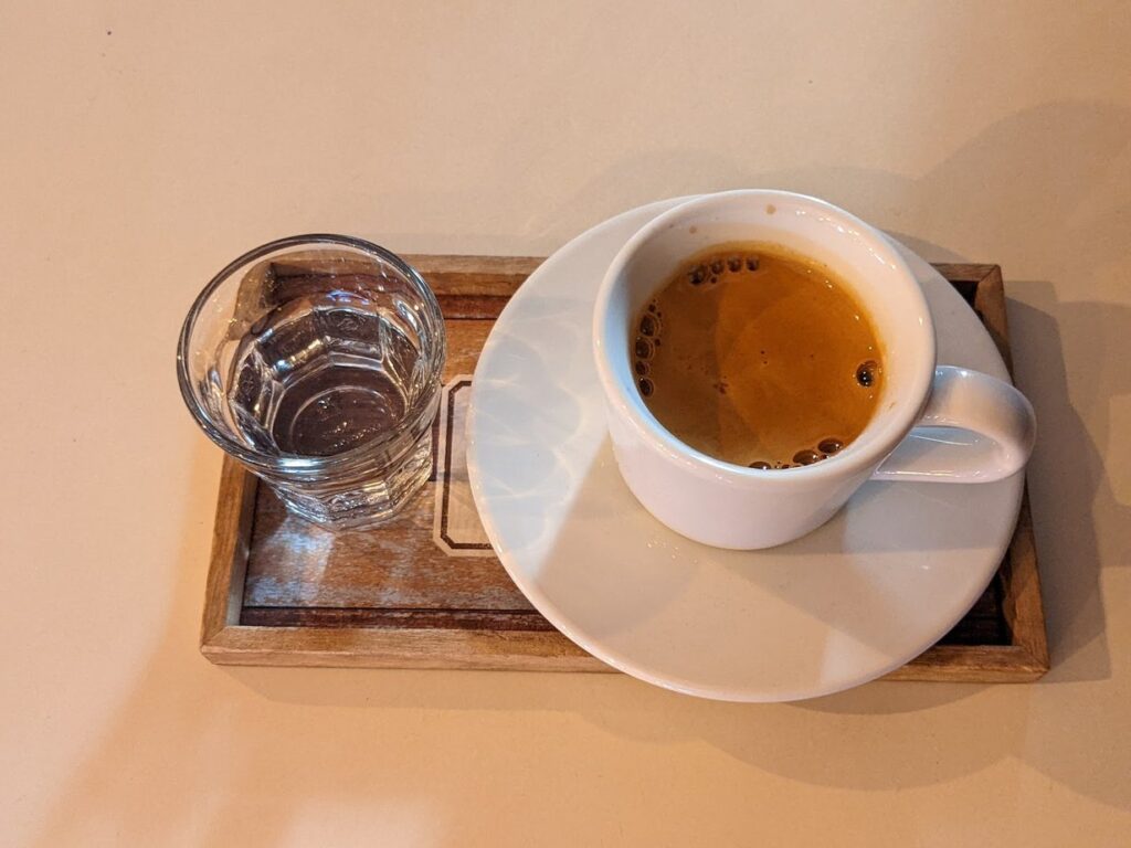 ماذا تفعل في بانكوك Mother Roaster, فنجان إسبريسو على صينية التقديم, بانكوك