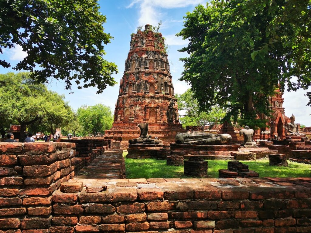 ماذا تفعل في بانكوك Wat Mahathat, برج البرانغ والجدران المبنية بالطوب, أيوتايا