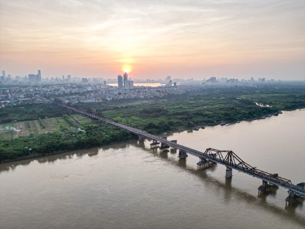 ماذا تفعل في هانوي Pont Long Bien, الجسر فوق النهر الأحمر عند غروب الشمس, هانوي