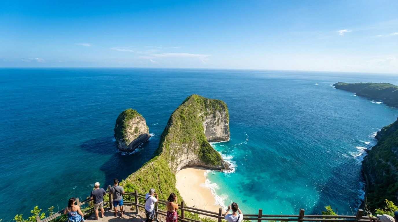Plage de Kelingking à Nusa Penida vue du sommet