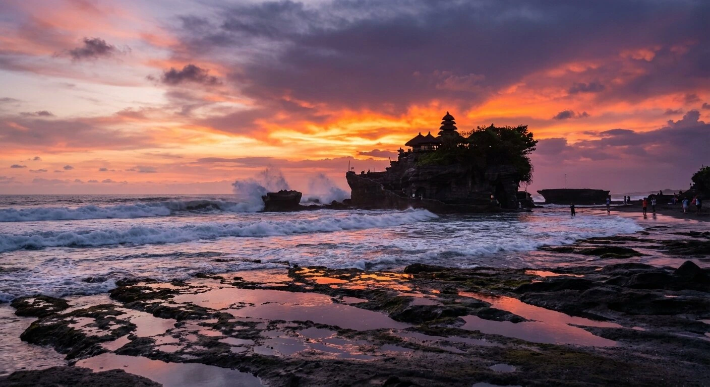 Temple de Tanah Lot au coucher du soleil à Bali