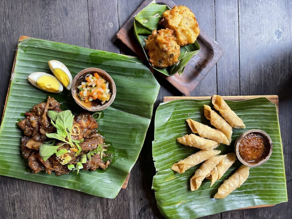 زيارة بالي Warung Biah Biah, حصص صغيرة من الأطباق البالية على أوراق الموز, أوبود