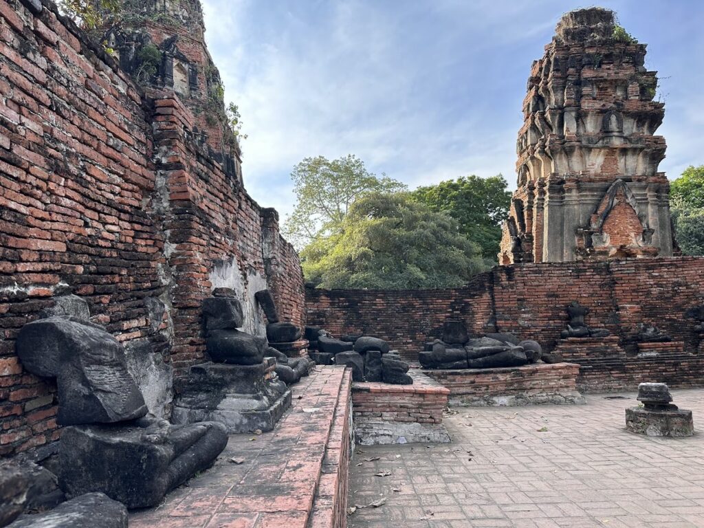 Wat Mahathat, تماثيل بوذا بلا رؤوس وبرج البرانغ, أيوتايا
