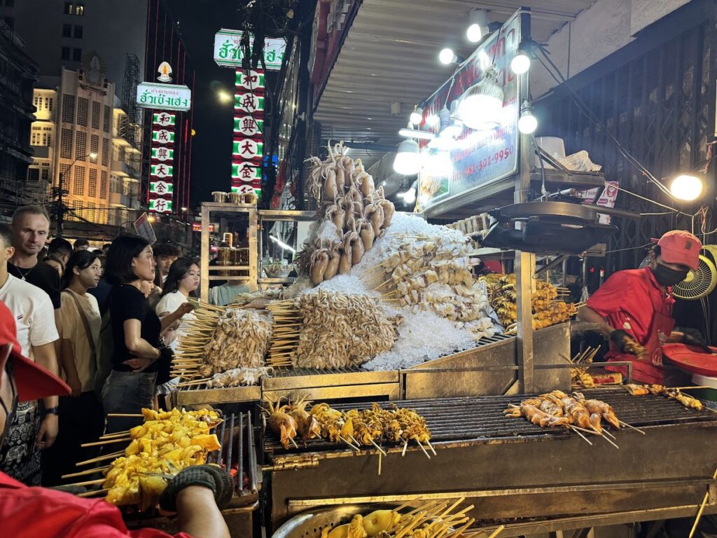 Yaowarat Road, كشك أسياخ مشوية في المساء, بانكوك