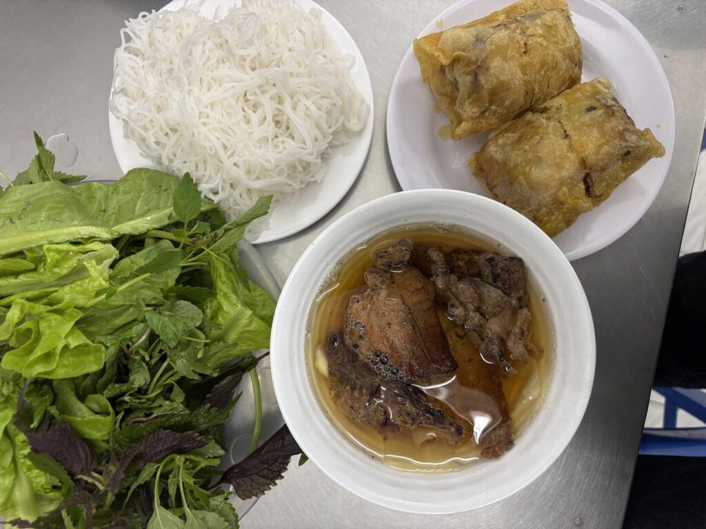 زيارة هانوي Bún Chả Hương Liên, بون تشا مع لفائف النيم والأعشاب, هانوي
