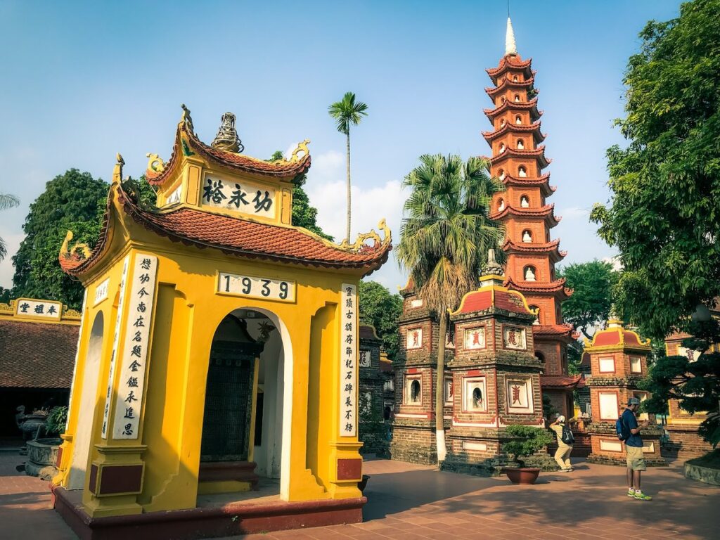 زيارة هانوي Pagode Trấn Quốc, البوابة الصفراء وبرج الباغودا, هانوي