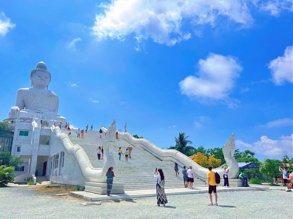زيارة بوكيت Big Buddha, التمثال الرخامي الأبيض والدرج المؤدي إليه, بوكيت