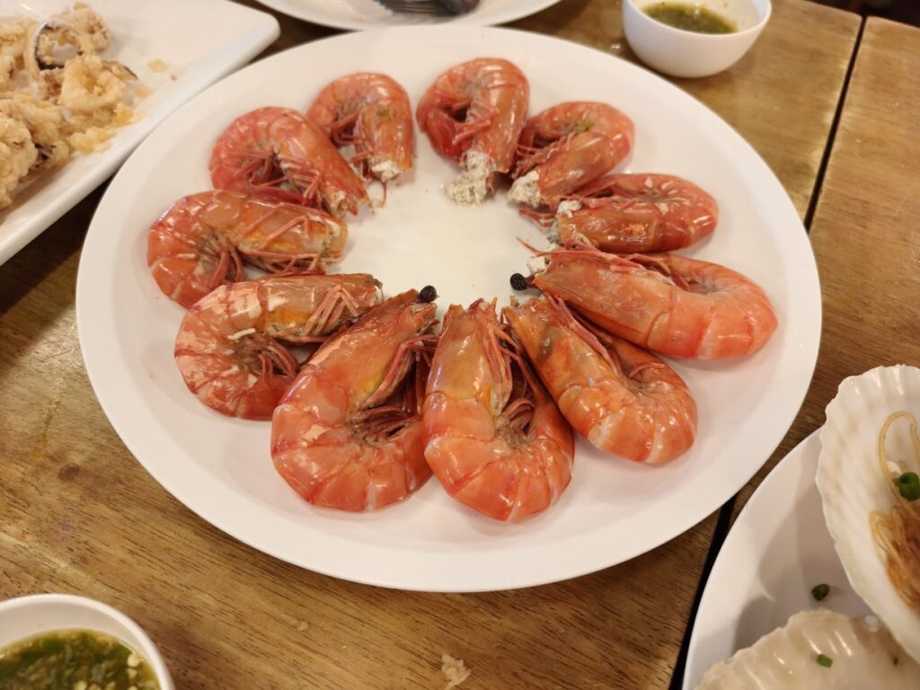 زيارة بوكيت Mook Manee, طبق من الروبيان المشوي, راواي