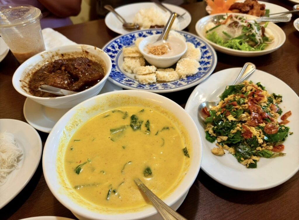 زيارة بوكيت One Chun, مائدة من أطباق بوكيت مع مو هونغ, بوكيت