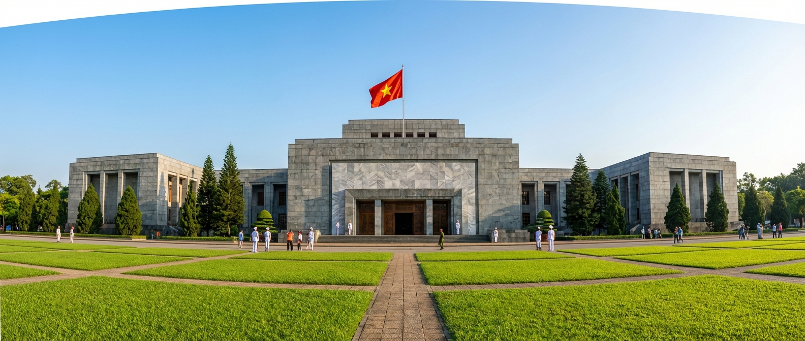 Le mausolée de Ho Chi Minh sur la place Ba Dinh à Hanoi avec la file d'attente de visiteurs