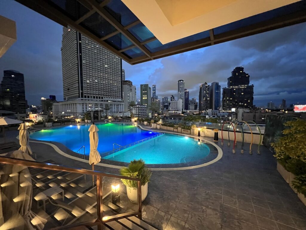 أين أقيم في بانكوك Centre Point Silom, المسبح على السطح عند الغسق, بانكوك