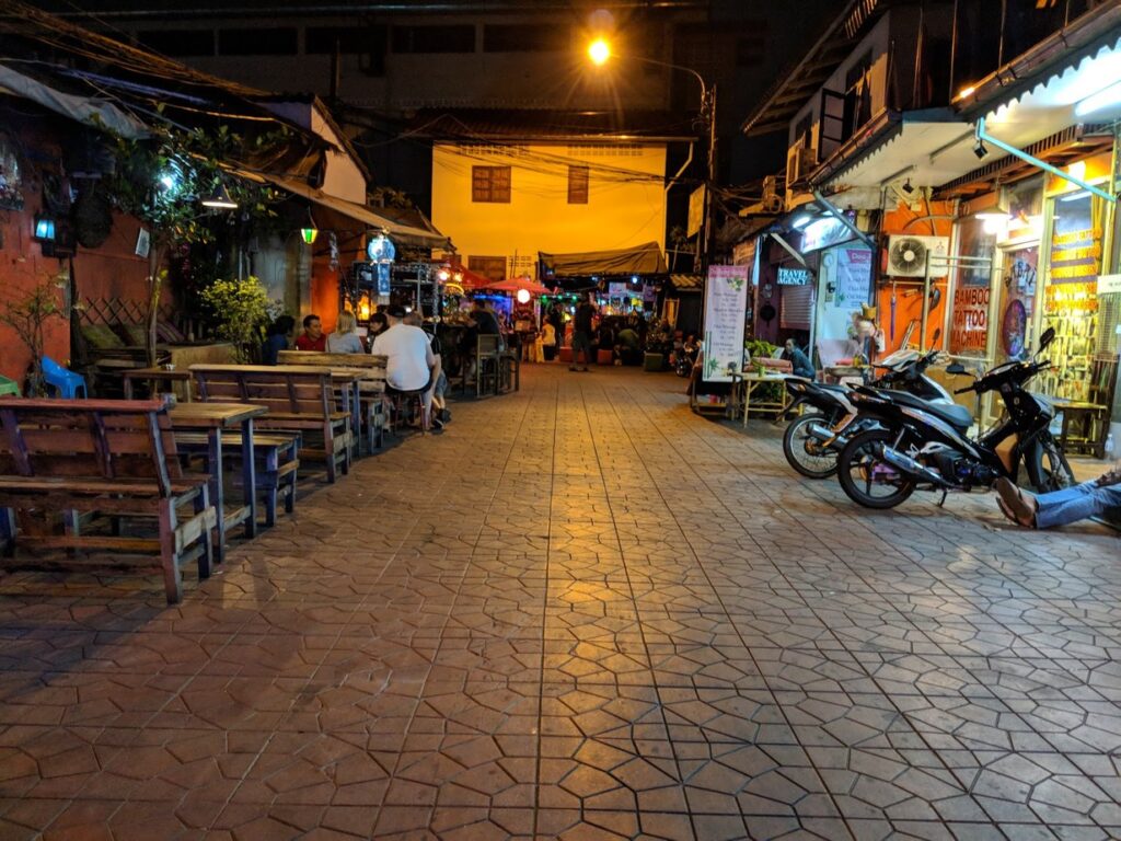 أين أقيم في بانكوك Soi Rambuttri, الزقاق وجلساته الخارجية في المساء, بانكوك