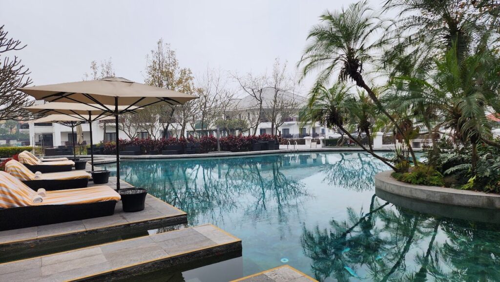 أين تسكن في هانوي InterContinental Westlake, المسبح وكراسي الاستلقاء حوله, هانوي