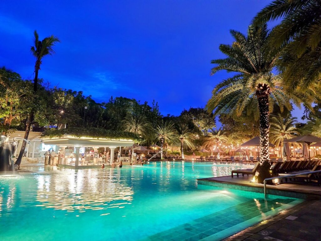 أين تقيم في كوتا Padma Resort Legian, المسبح في المساء, ليغيان