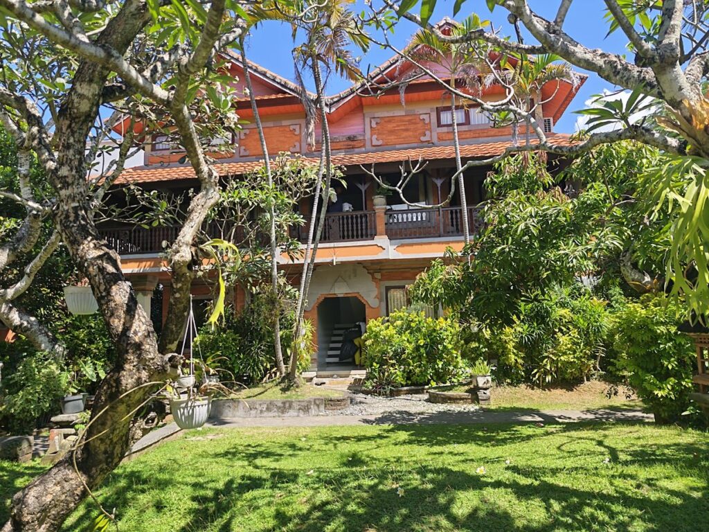 أين تقيم في كوتا Three Brothers Bungalows, مبنى على الطراز البالي في آخر الحديقة, ليغيان