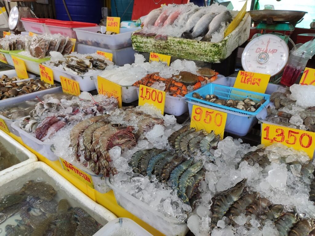 أين أسكن في بوكيت Rawai Seafood Market, الروبيان والأسماك على الثلج, راواي