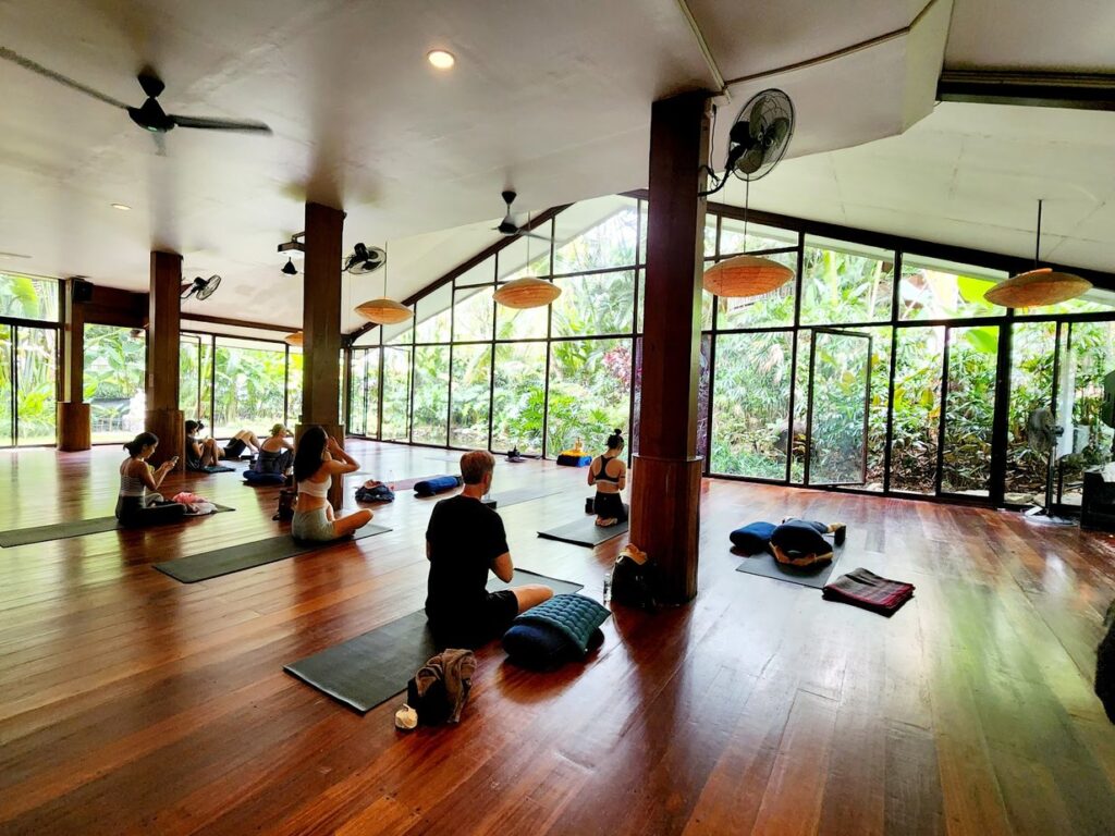 איפה לישון באובוד The Yoga Barn, אולם היוגה הפתוח אל הג'ונגל, אובוד