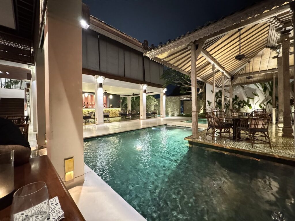 Bambu, الأجنحة المحيطة بالبركة, سيمينياك