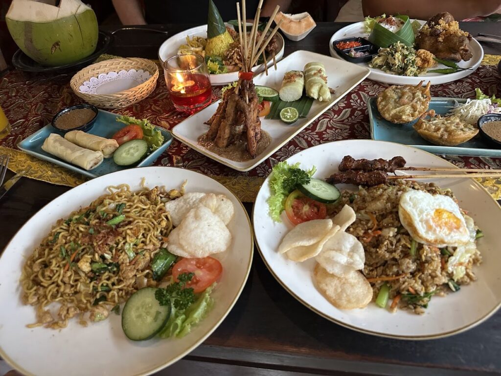 Warung Makan Bu Rus, مائدة عليها مي غورينغ وناسي غورينغ وساتيه, أوبود
