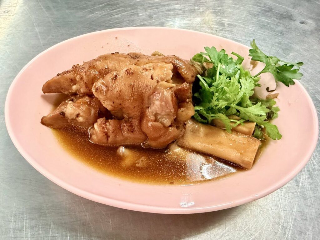 أكل الشوارع في بانكوك Charoen Saeng Silom, ساق الخنزير المطهوة ببطء لطبق خاو كا مو, بانكوك