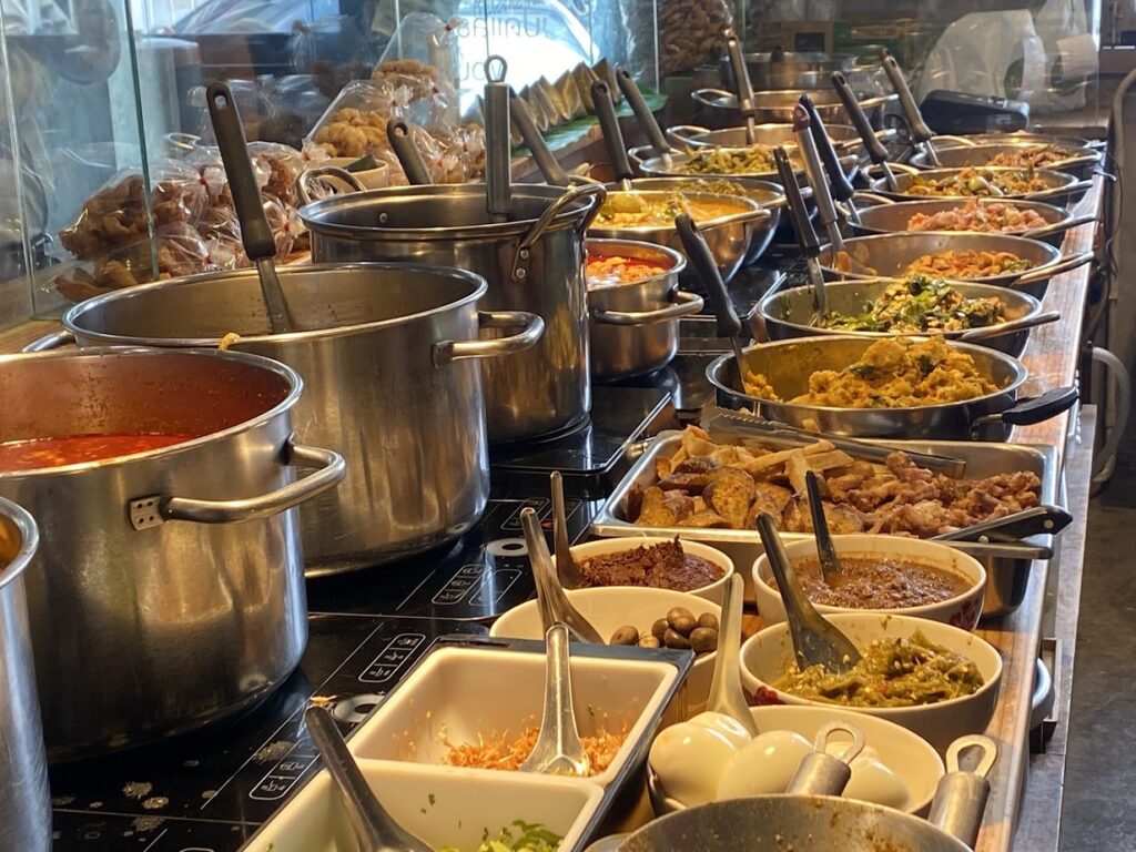 أكل الشوارع في بانكوك Hom Duan, قدور الكاري من شمال تايلاند, بانكوك