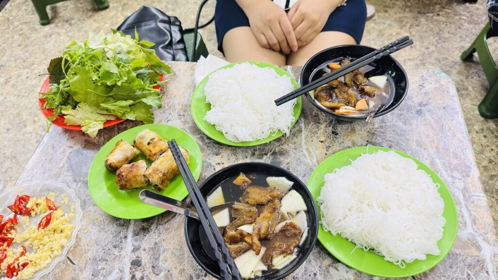 Bún Chả 74 Hàng Quạt, בון צ׳ה עם גלילי נם ועשבי תיבול, האנוי