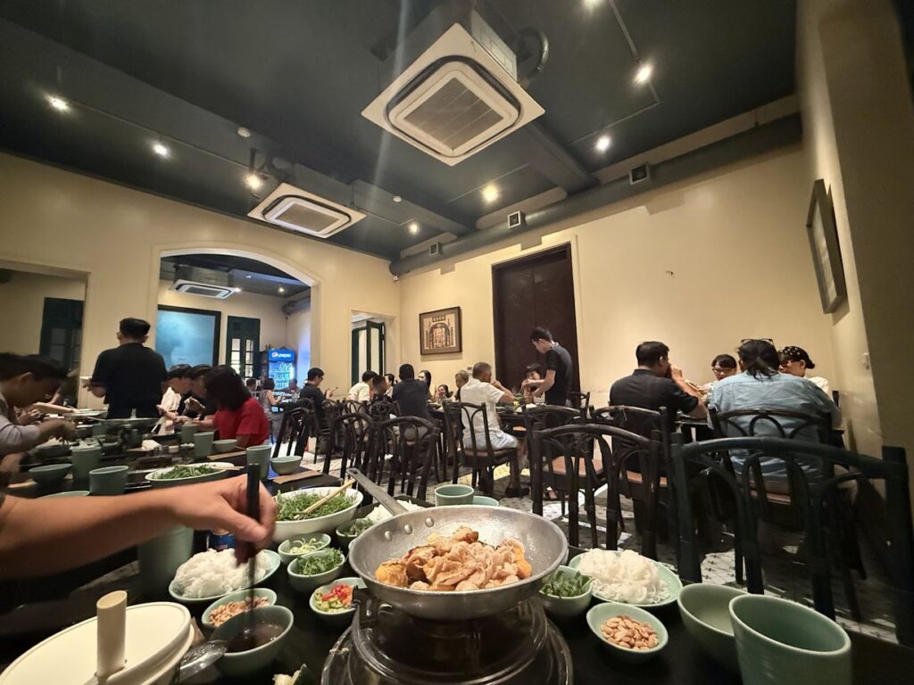 Chả Cá Thăng Long, מחבת צ׳ה קה בחלל המסעדה, האנוי