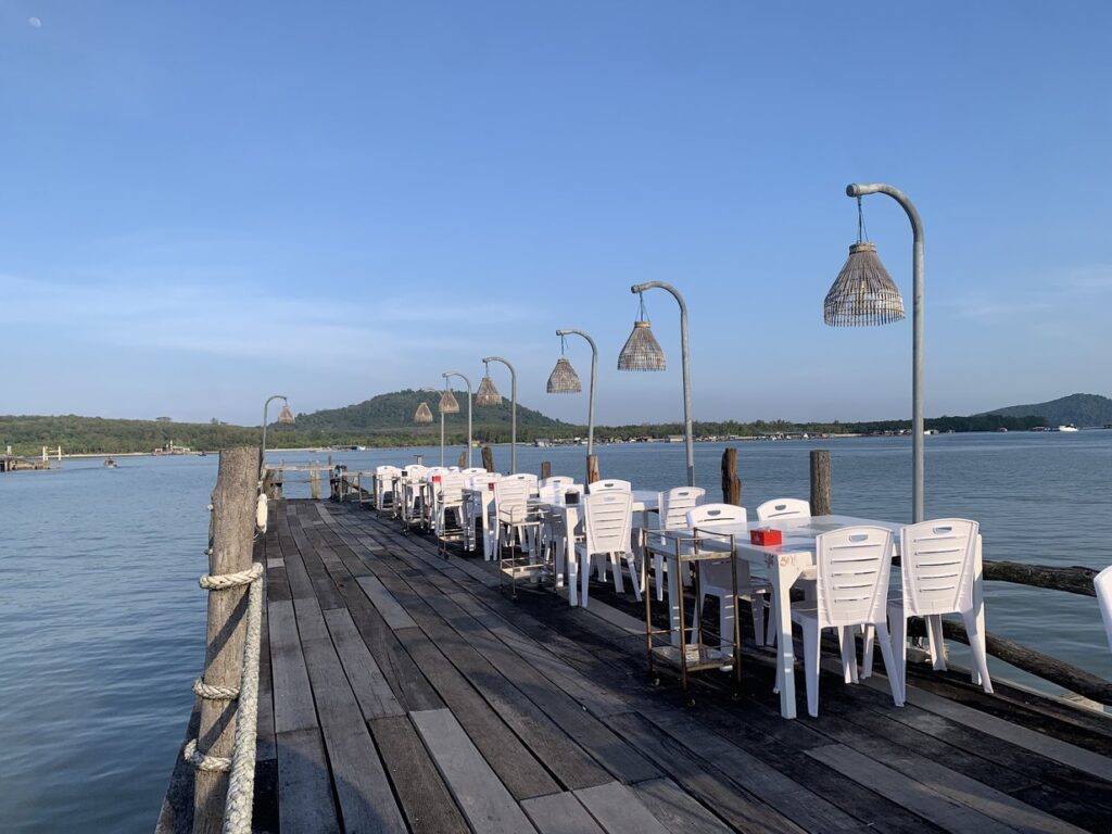 طعام الشارع في بوكيت Laem Hin Seafood, الشرفة المقامة على ركائز فوق البحر, بوكيت