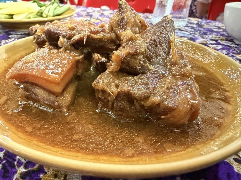 طعام الشارع في بوكيت Nam Yoi, مو هونغ، لحم خنزير مطهو ببطء بالفلفل الأسود, بوكيت