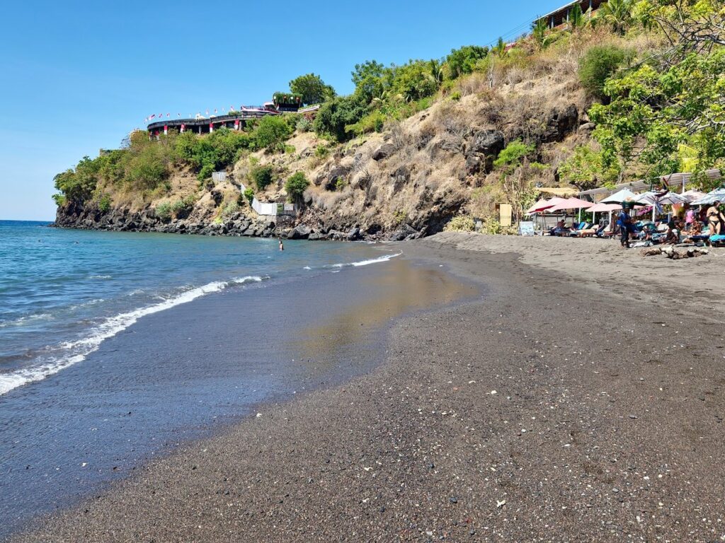 Jemeluk Bay, الشاطئ ذو الرمال السوداء, أميد