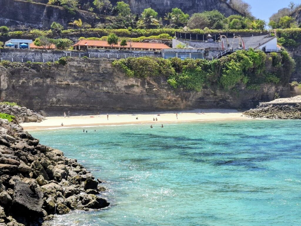 Melasti Beach, الرمال البيضاء والمياه الفيروزية عند سفح الجرف, بوكيت