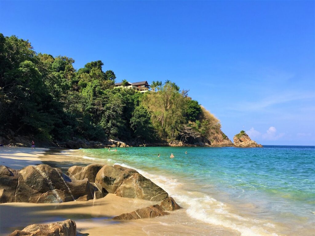 أجمل شواطئ بوكيت Banana Beach, الشاطئ الصغير وصخوره, بوكيت
