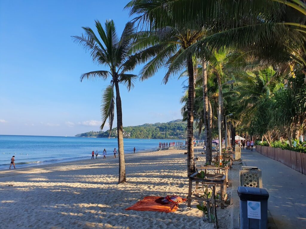 أجمل شواطئ بوكيت Kamala Beach, الممشى تحت أشجار جوز الهند, بوكيت