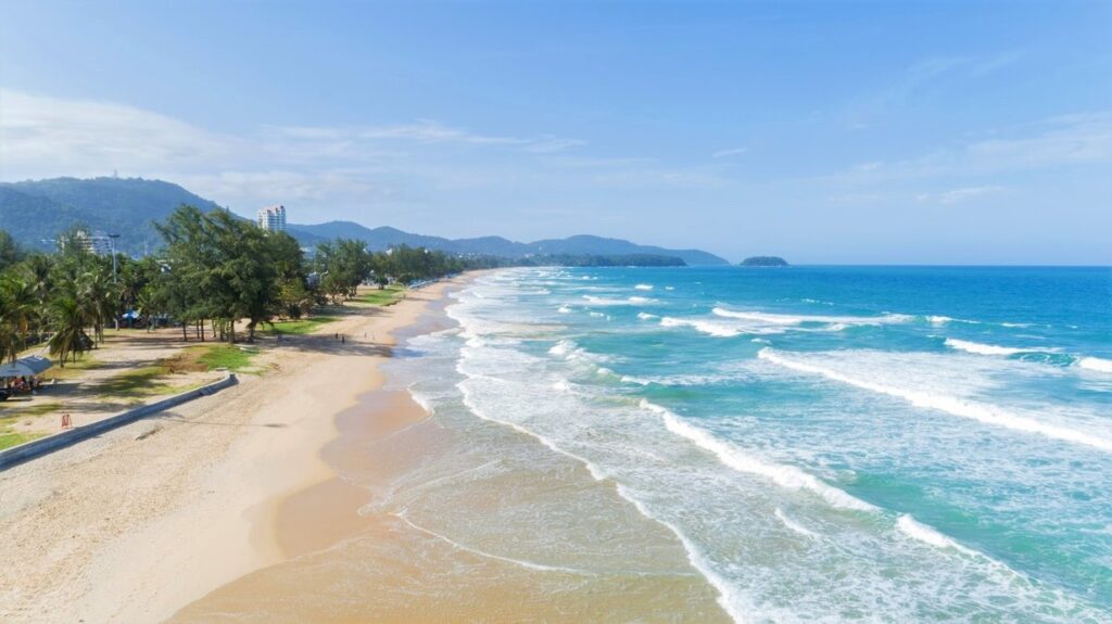 أجمل شواطئ بوكيت Karon Beach, الشاطئ الرملي الطويل والأمواج, بوكيت