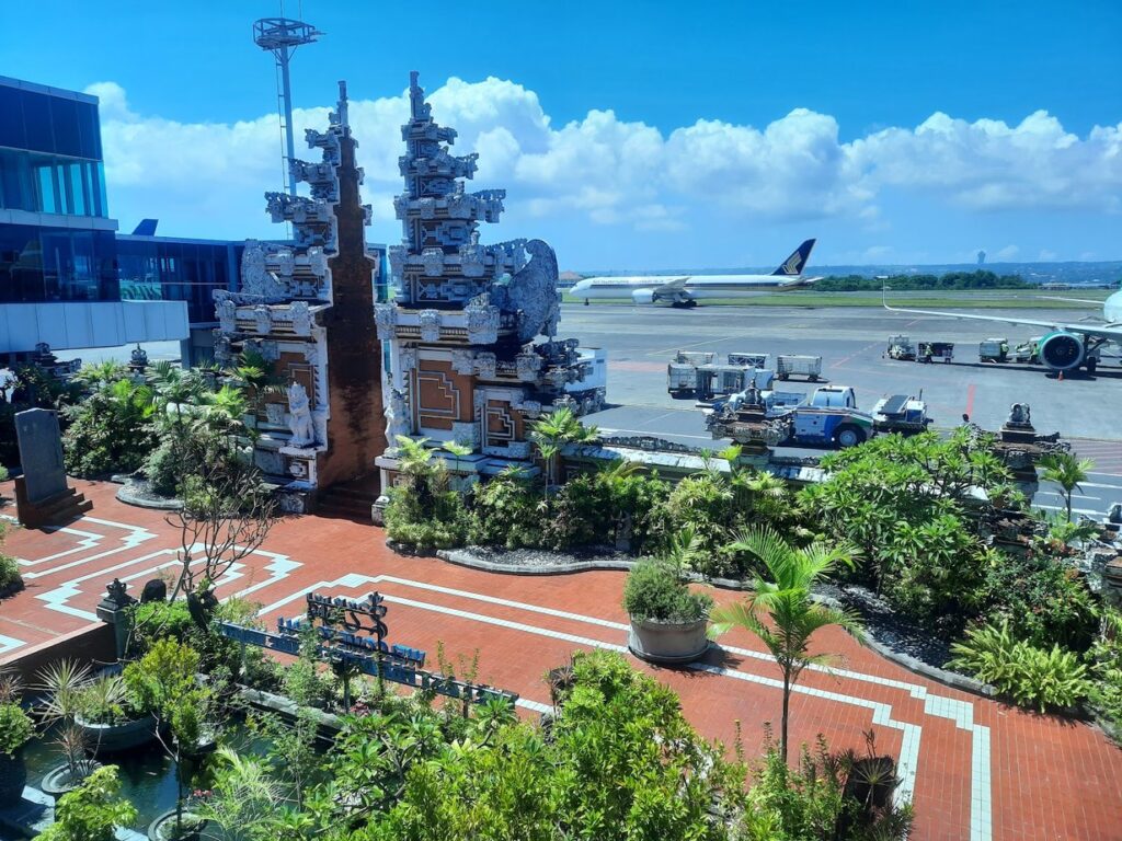 التخطيط لرحلة إلى بالي Aéroport Ngurah Rai, البوابة البالية المواجهة لمدارج الطائرات, بالي