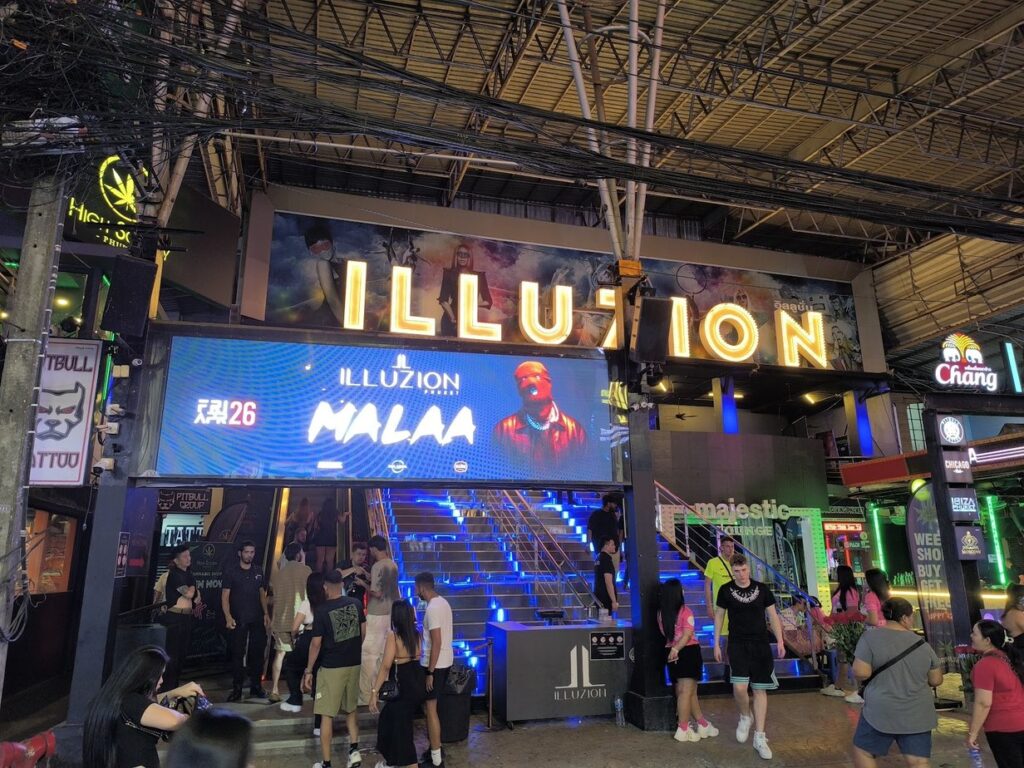 التخطيط للسفر إلى بوكيت Illuzion, مدخل النادي الليلي في شارع بانغلا, باتونغ