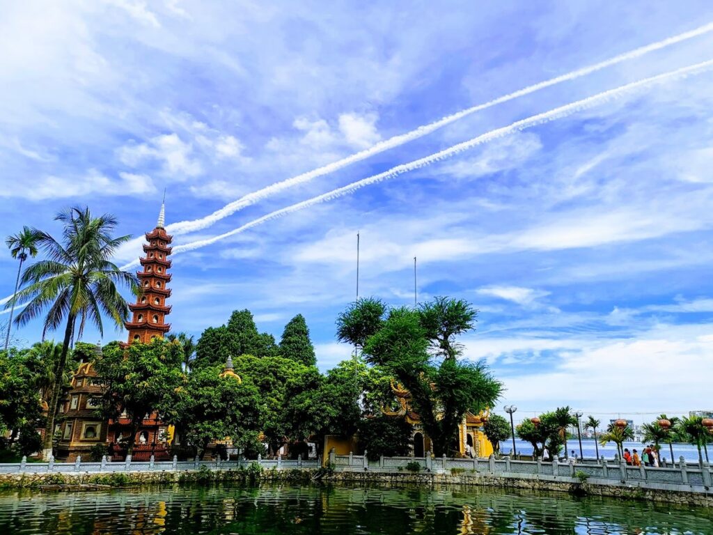 Pagode Trấn Quốc, البرج الأحمر على ضفاف البحيرة الغربية, هانوي