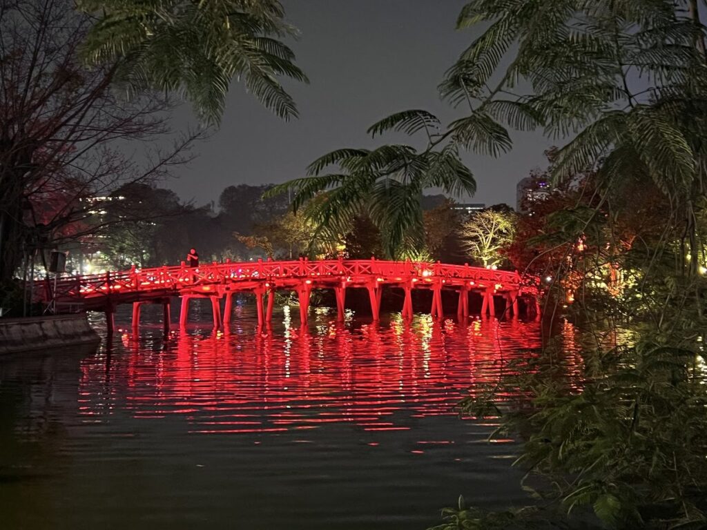 Temple Ngọc Sơn, جسر ثê هوك الأحمر ليلاً, هانوي