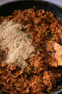 Chamchi Ssamjang - Ajouter l’huile de sésame et le sésame moulu, puis mélanger uniformément.