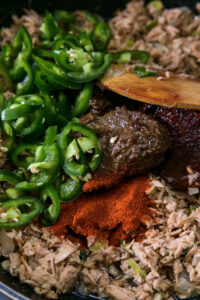 Chamchi Ssamjang - Ajouter le doenjang, le gochujang, le mirin, le gochugaru et les piments cheongyang, puis mélanger en faisant revenir.